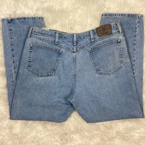 Wrangler’s Men’s Light Wash 100% Cotton Denim Jeans with Slight Distressing - Picture 2 of 9